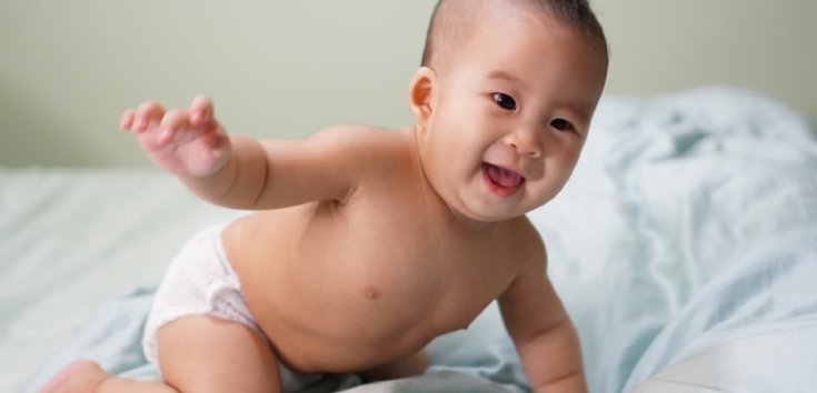 Penyebab Bayi 6 Bulan Belum Bisa Duduk Sendiri dan Stimulasinya